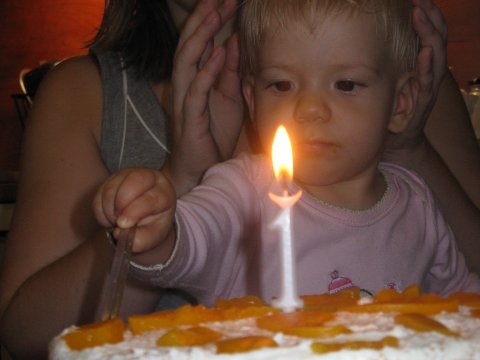 Október Egy éves lettem október negyedikén. Végre ehetek kiflit és mindenféle más klassz dolgokat. :) Októberben sok helyen...