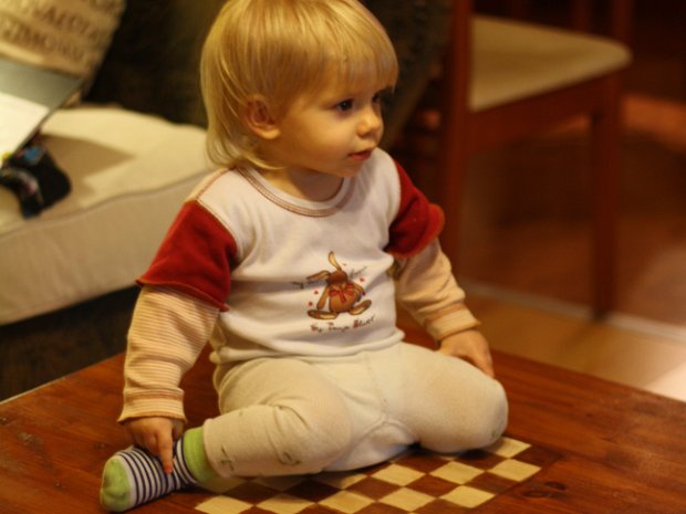 Január Zsófi egyre többet rohangál. Egész nap tesz-vesz, ide-oda pakolja amit elér. Egyre több apró tárgy hiányzik. Már csak...